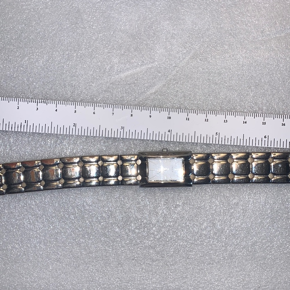 Givenchy watch silver tone and shell pearl front face. - Picture 4 of 12